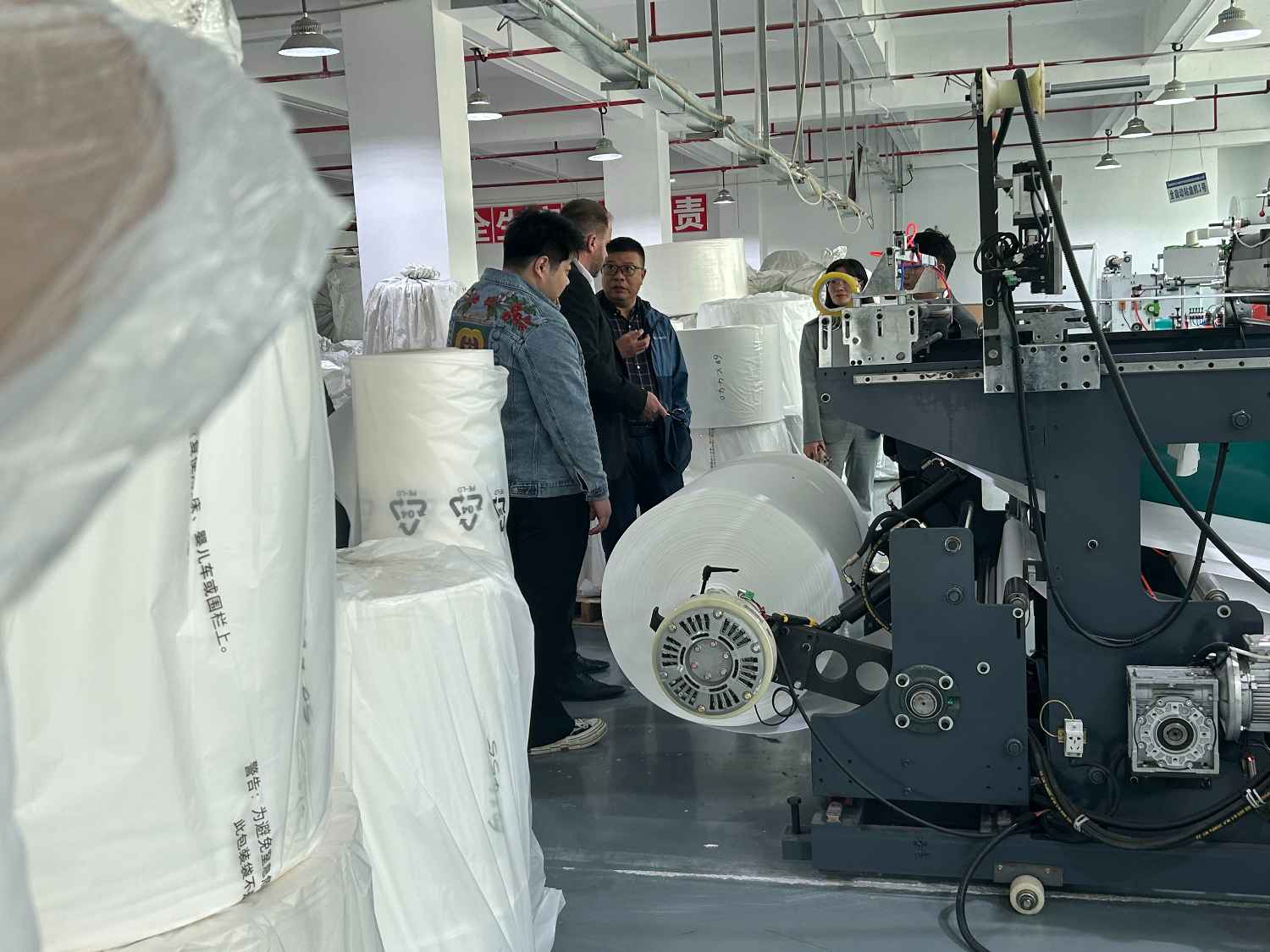 國際合作伙伴深度考察，共謀發(fā)展 —— 外國客戶訪問久信達(dá)科技生產(chǎn)車間(圖4)
